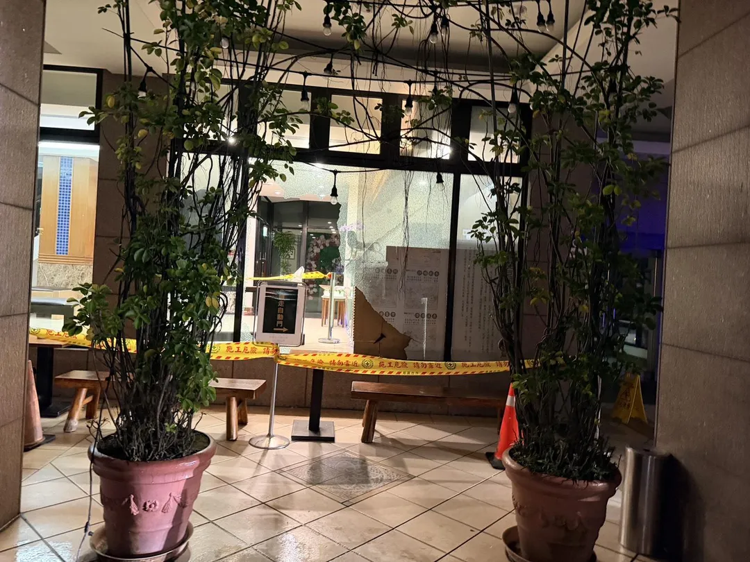 礁溪山泉大飯店玻璃震破。(圖/中天新聞)