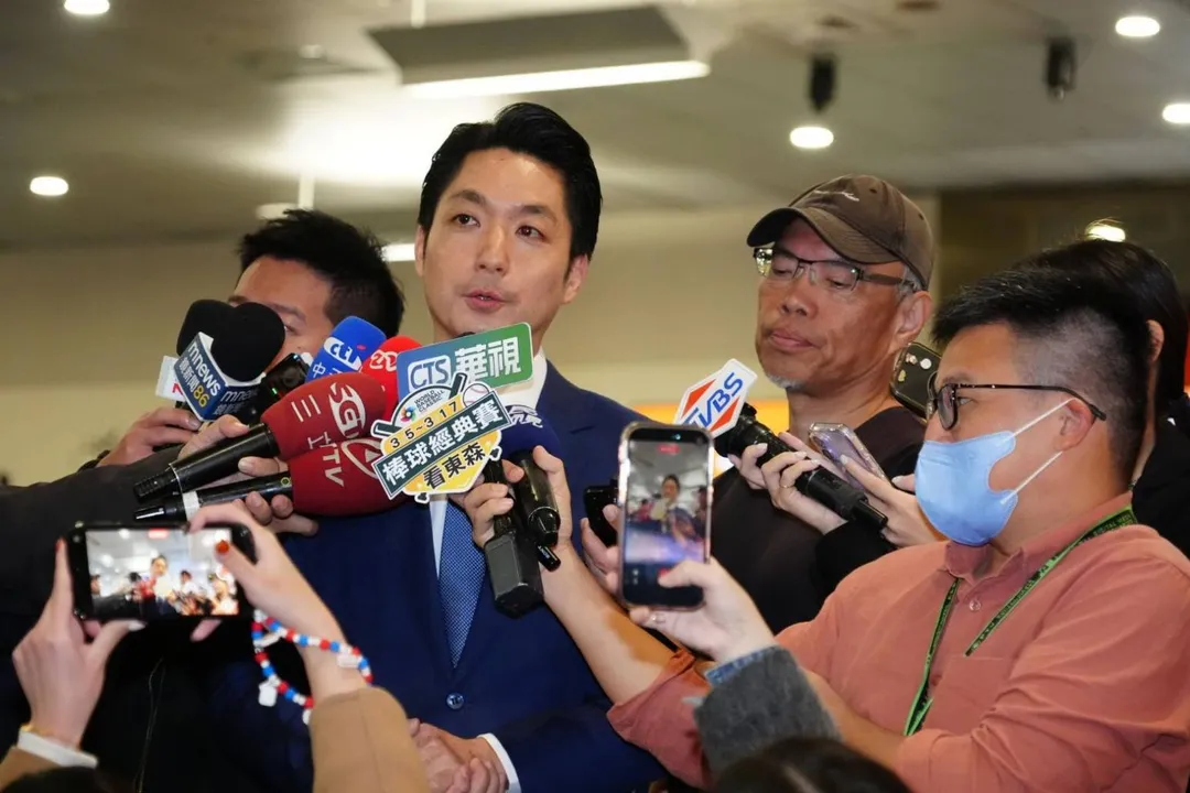 蔣萬安前往上海前說明北市災情。（圖／北市府提供）