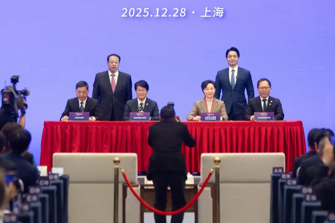 台北市長蔣萬安（右）、上海市長龔正（左）就雙邊簽署交流協議時擔任監證人。（台北市政府提供）