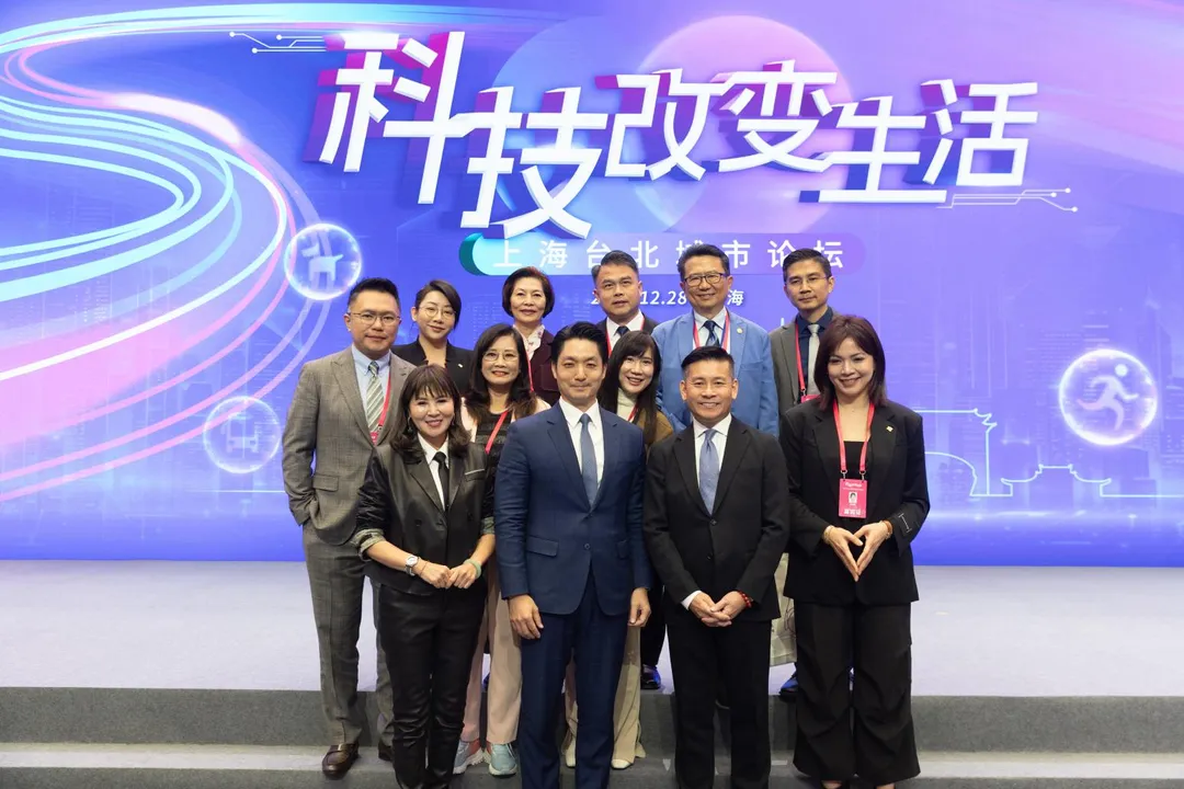 蔣萬安與台北團成員出席雙城論壇時合影。（台北市政府提供）