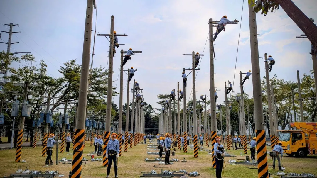 2026年台電僱用人員招考包含配電、輸電、變電、電機等共14類別專業人力。錄取者於工作訓練期間起薪約3.7萬元。（圖／台電提供）