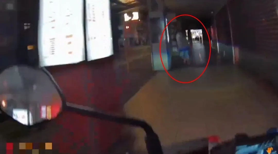 一名身上揹有6條通緝令的高男，拒絕警方攔查，騎車逃逸最後棄車逃跑，員警在騎樓緊追。（圖／警方提供）