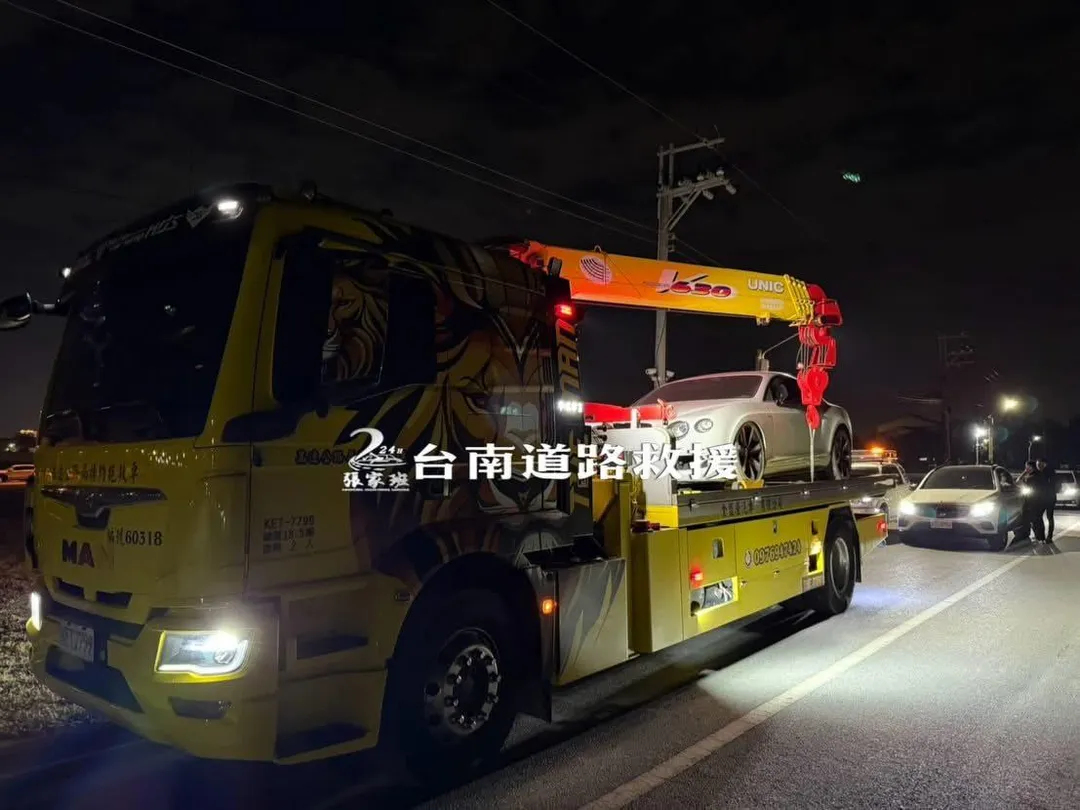 1700萬賓利7小時脫困。（圖／台南道路救援張家班授權提供）