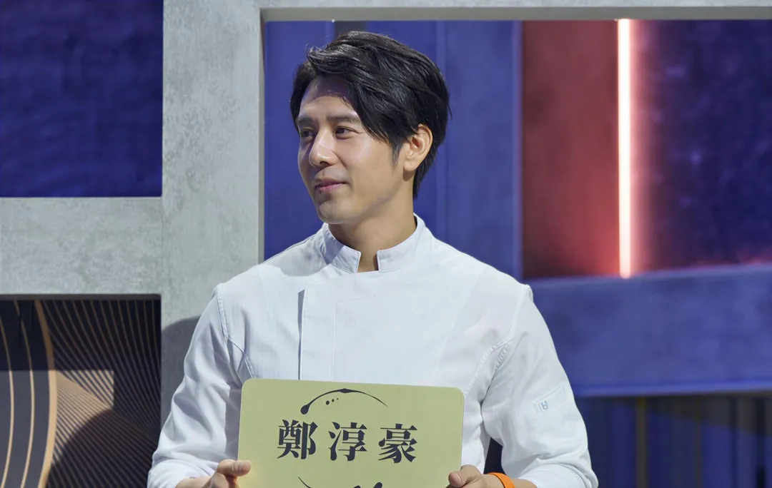 胡宇威在《星廚之戰》搭檔名廚鄭淳豪。（圖／華視提供）