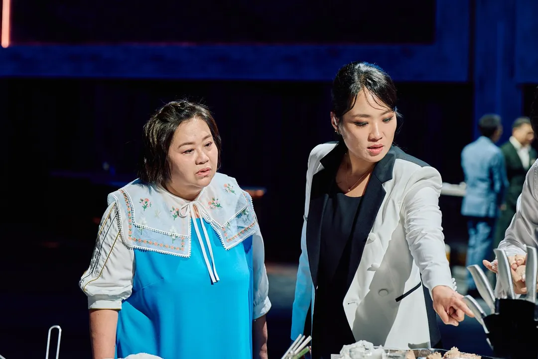 《星廚之戰》特別邀請「港點女王」鄭智善（右）擔任評審。（圖／華視提供）