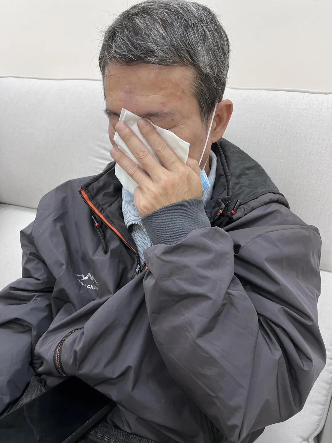 2023年發生新北國中生割頸案至今,楊爸爸幾乎天天以淚洗面,提到愛子就忍不住落淚。(圖/記者 徐敏娟攝)