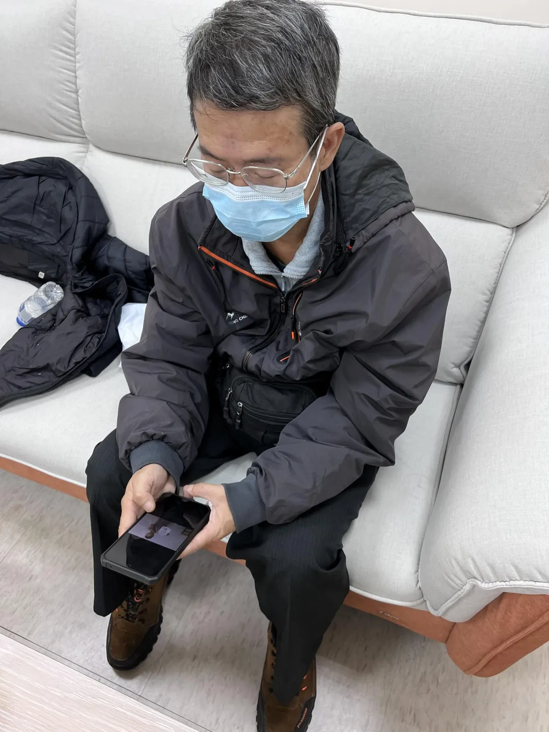 2023年發生新北國中生割頸案至今,楊爸爸幾乎天天以淚洗面,提到愛子就忍不住落淚。(圖/記者 徐敏娟攝)