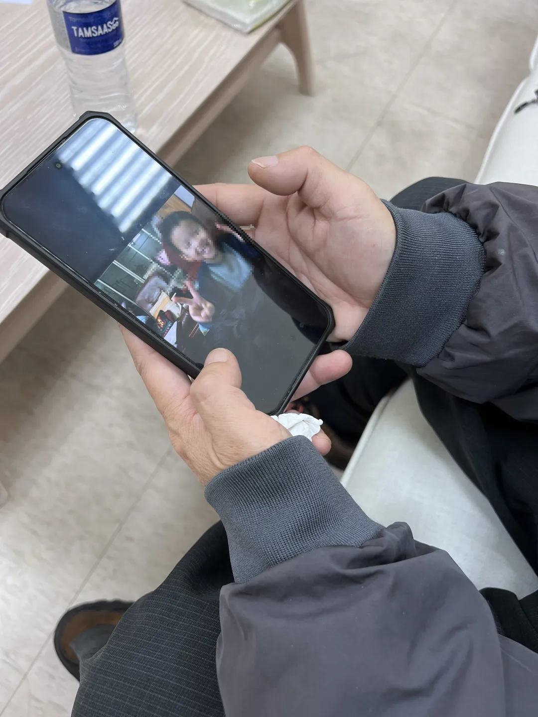 楊爸爸和楊媽媽至今都無法接受愛子離開。(圖/記者 徐敏娟攝)