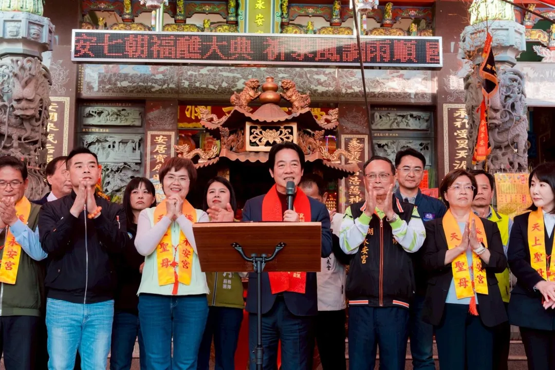賴清德總統28日前往彰化縣溪湖鎮永安宮參香祈福，期盼大家全力支持陳素月。現場有國民黨籍彰化縣長王惠美、國民黨立委謝衣鳳也在場。（圖／翻攝陳素月臉書）