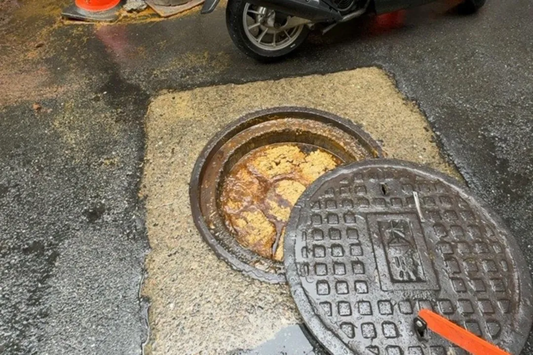 今年協助清疏的案件中，以「油脂」導致阻塞的比例最高。（圖／新北水利局提供）