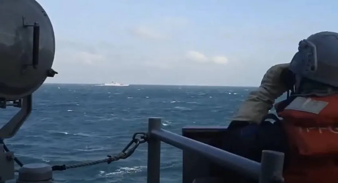 海軍田單號巡防艦監控大陸的安陽號巡防艦。(圖/國防部)