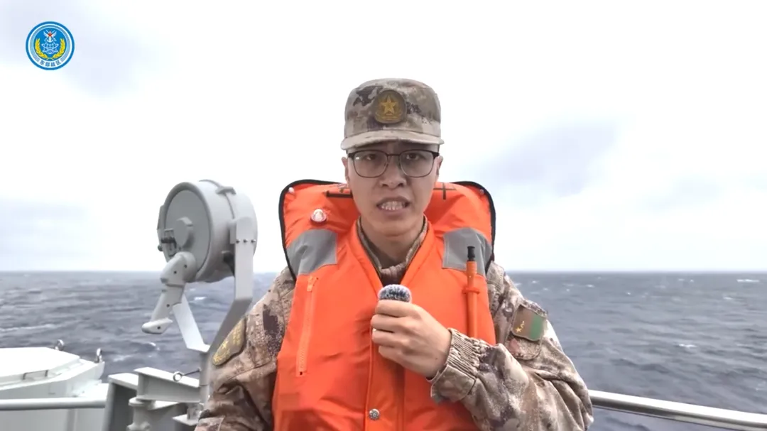 東部戰區釋出的軍演畫面,一名記者在船上稱隨海軍編隊抵「台島以東海域」。(圖/翻攝微博@東部戰區)