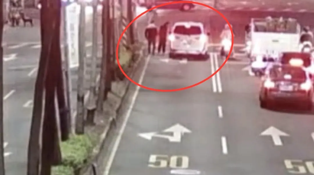 男子穿越馬路遭斥責追上前理論。(圖/翻攝畫面)