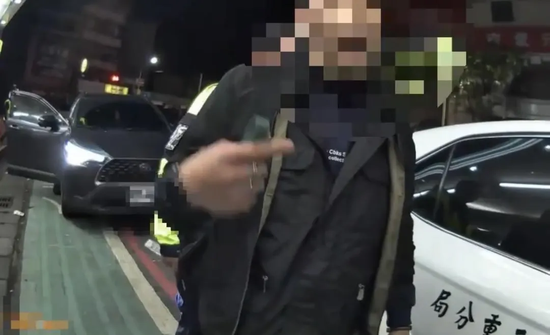 警方到場將男子帶回釐清案情。(圖/翻攝畫面)