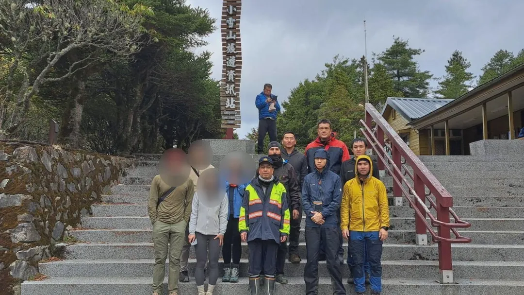 由於惡劣天候及糧食耗盡，同行4名山友被迫下撤，並於今（29）日中午平安抵達小雪山資訊站。（圖／苗栗縣消防局提供）