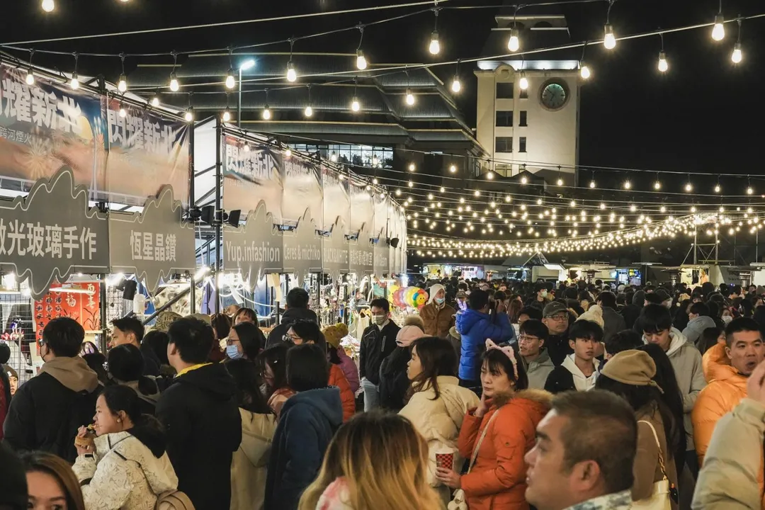 「閃耀新北1314跨河煙火」集結超過50家餐車、市集攤位，讓民眾在煙火綻放前，一邊漫步河岸、一邊品嚐美食。（圖/新北市政府文化局提供）