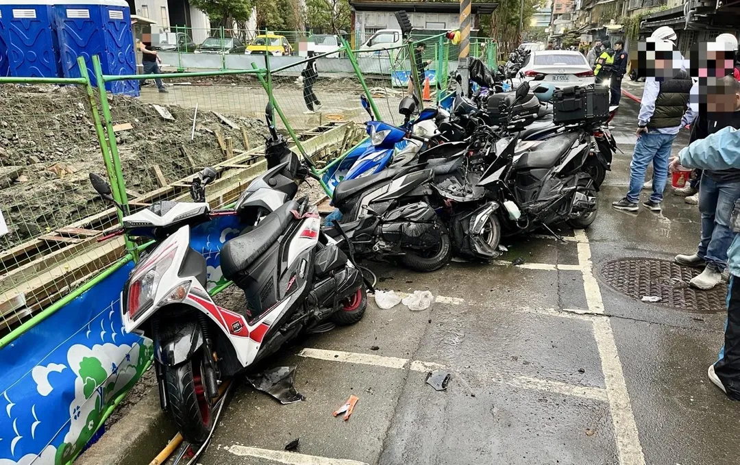路邊7台機車遭波及。(圖/翻攝畫面)