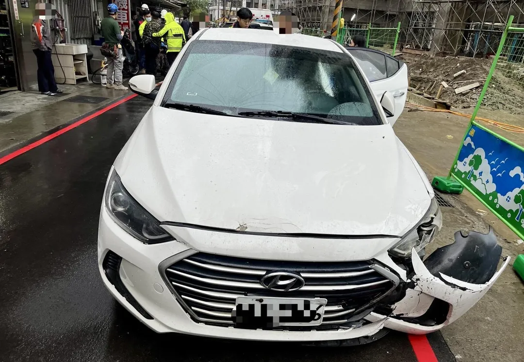 肇事車輛車頭毀損。(圖/翻攝畫面)