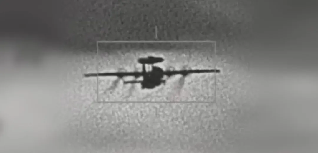 RF-16拍攝的大陸預警機。(圖/截自國防部影片)