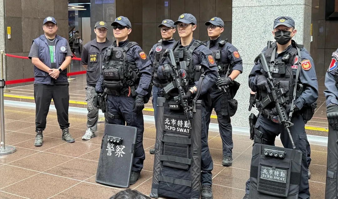 台北市府前跨年晚會警方全副武裝加強維安。（圖／翻攝畫面）