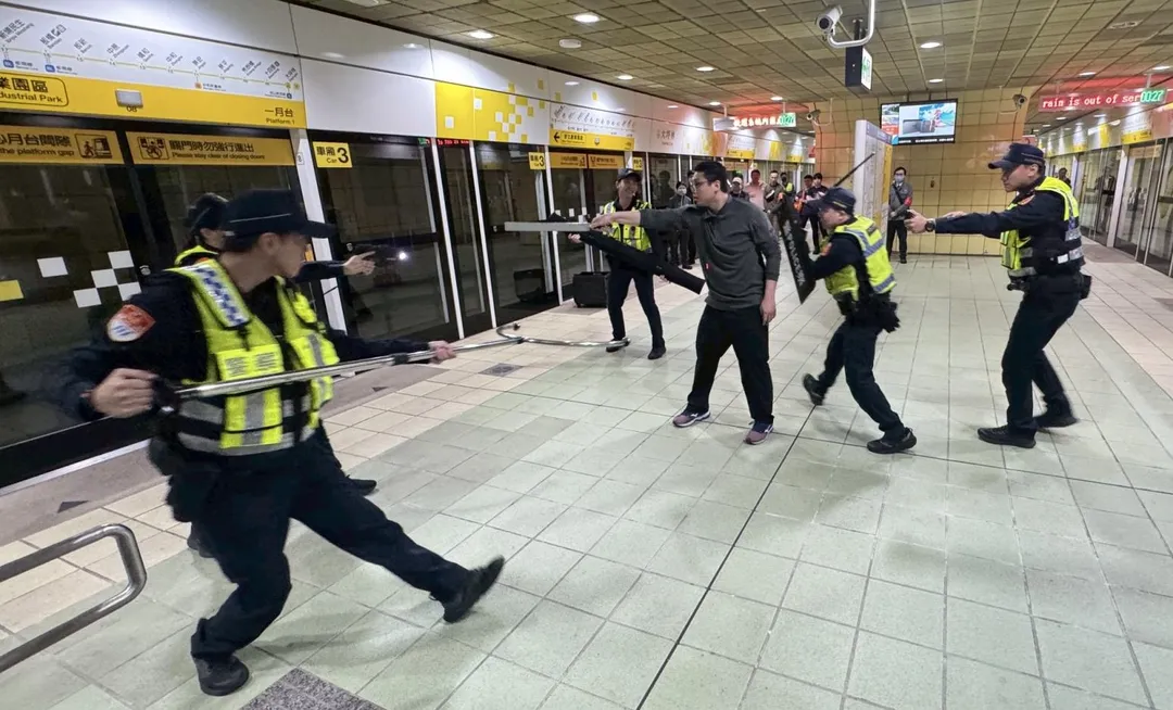 新北警方加強環狀線維安演練。(圖/翻攝畫面)