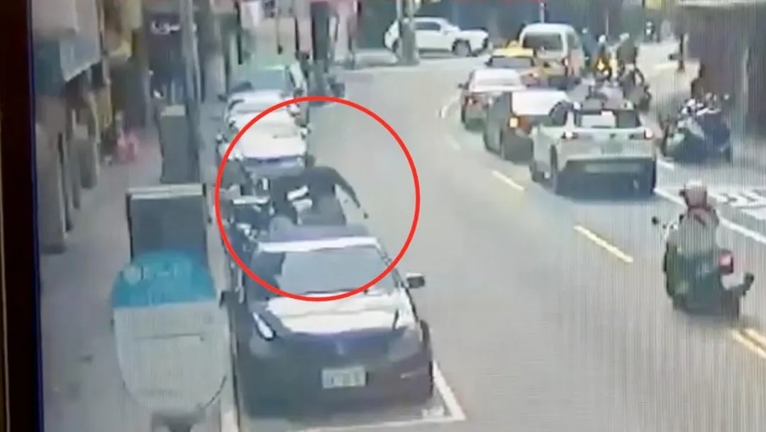 男子到機車上拿斧頭攻擊另名顧客。(圖/翻攝畫面)