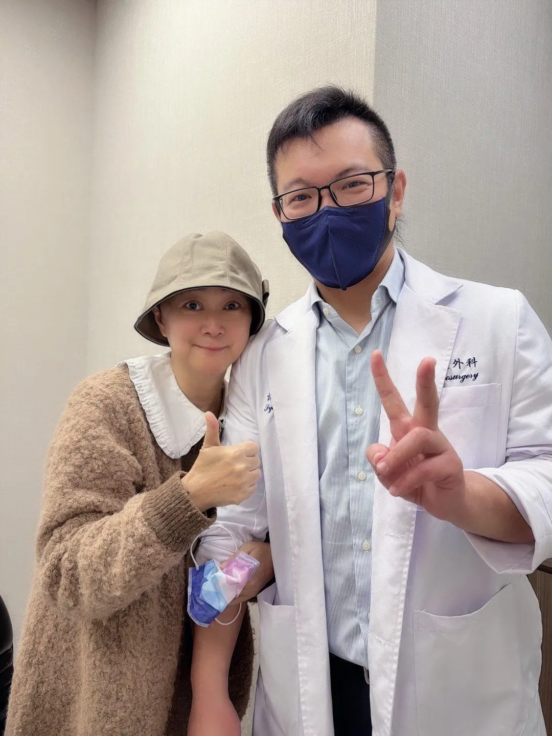 王月（左）恢復意識後感謝醫師的幫助。（圖／王月臉書）