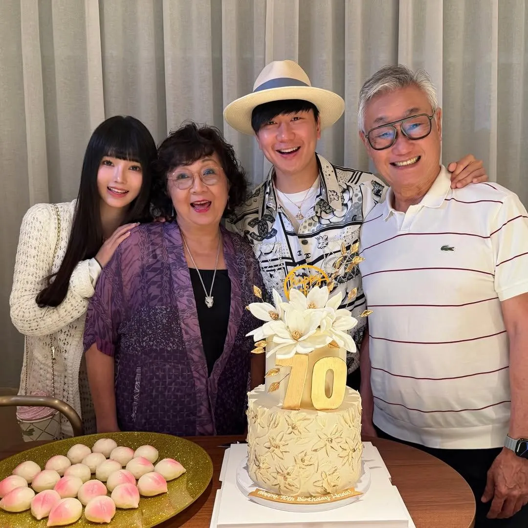 林俊傑公開認愛20歲網紅七七（左1）。（圖／翻攝自林俊傑IG）