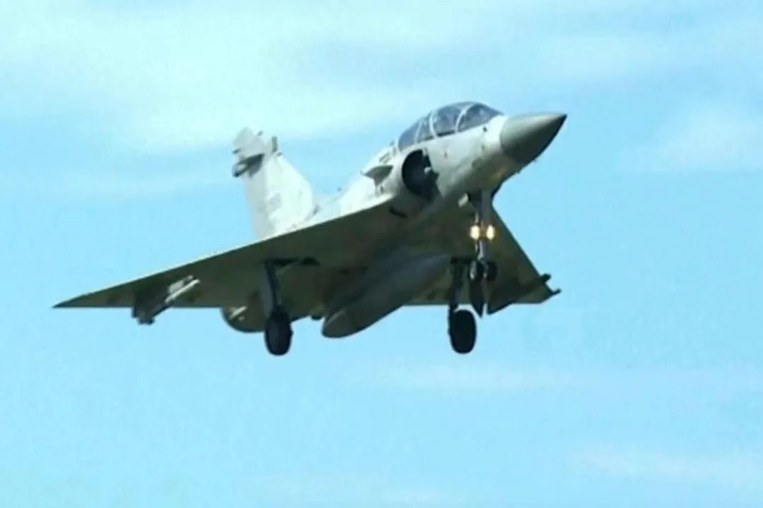 12月29日,我國軍一架戰鬥機準備在空軍新竹基地降落。(圖/美聯社)