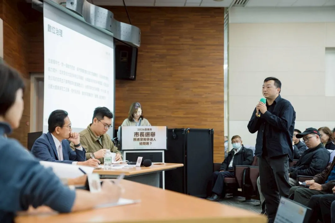 政見發表會上聆聽其他團體的問題。（圖／林俊憲）