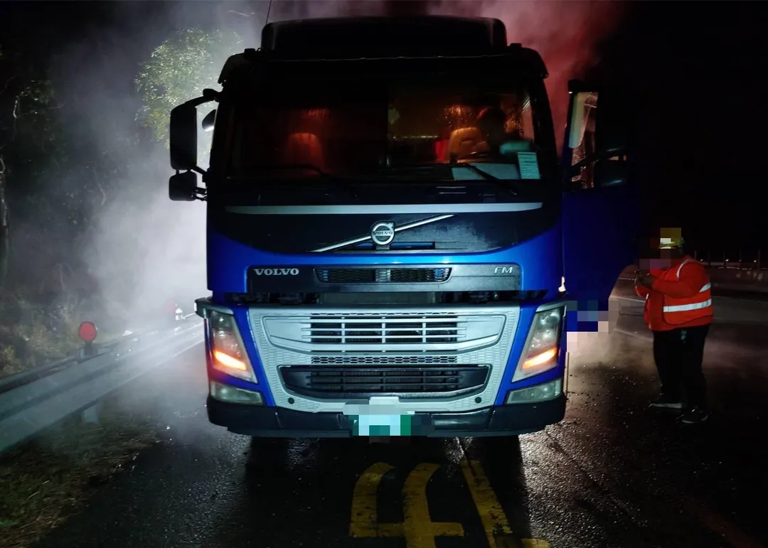 國道3號今天凌晨發生火燒車意外。（圖／國道警方提供）