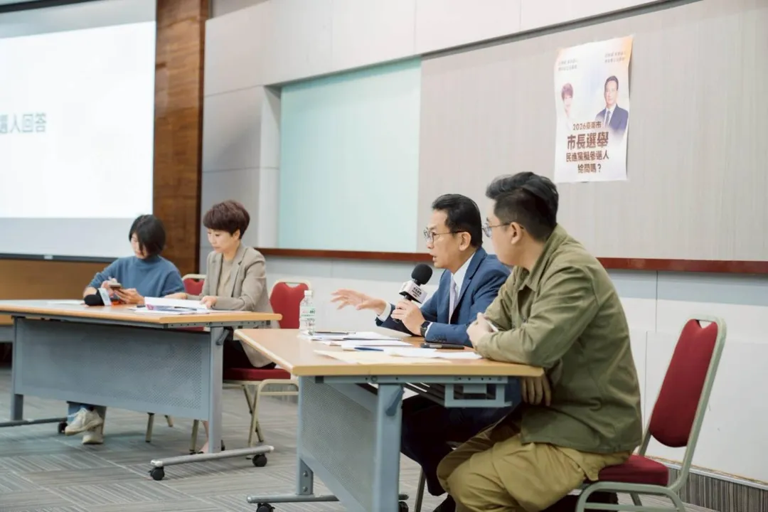 政見發表會回答其他團體的問題。（圖／林俊憲）
