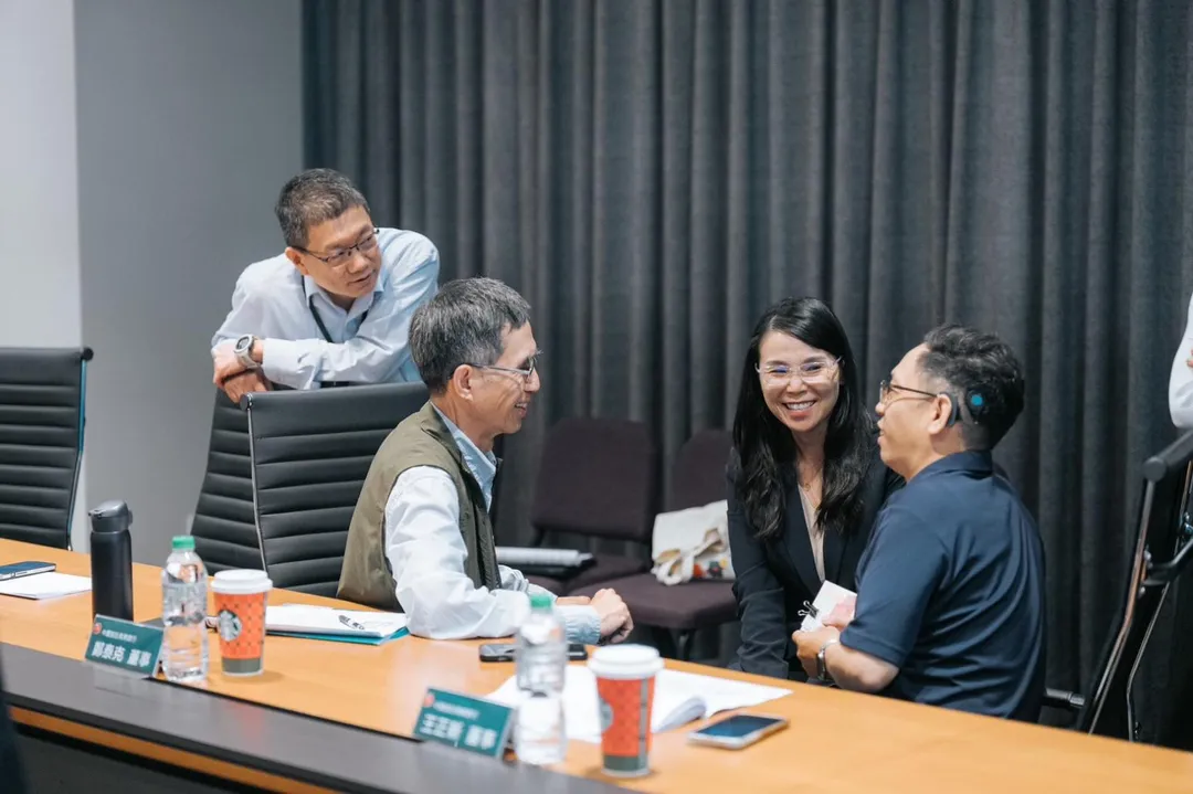 中信銀行董事鄭泰克（左二）受邀擔任訪員，與聽障體驗員（右一）同行，體驗中信銀行於友善服務及協助弱勢客戶的努力。（圖／中信銀行提供）