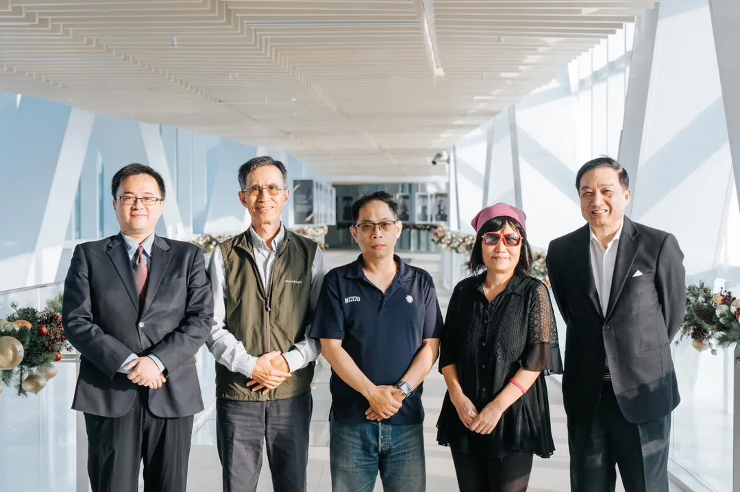 中信銀行董事鄭泰克（左二）受邀擔任訪員，與聽障體驗員（右一）同行，體驗中信銀行於友善服務及協助弱勢客戶的努力。（圖／中信銀行提供）