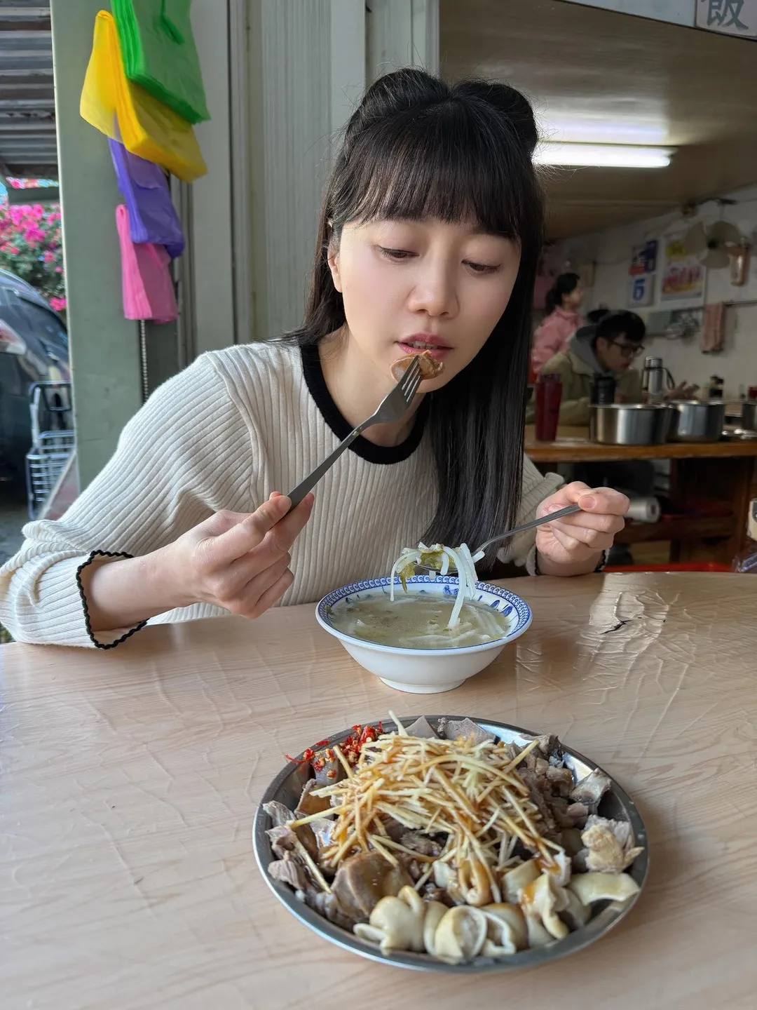 高嘉瑜大啖米粉湯。(圖/高嘉瑜臉書)