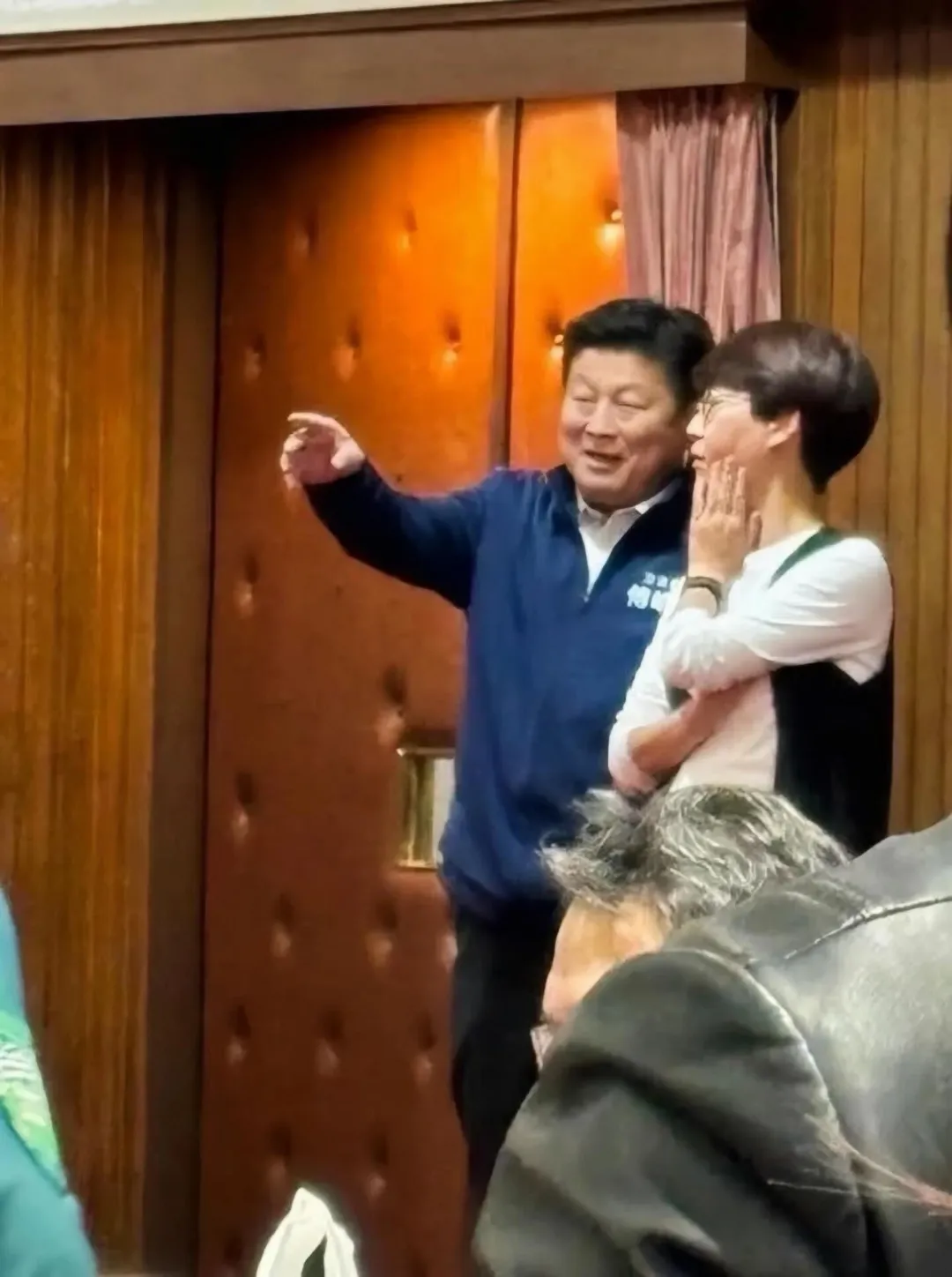 網路瘋傳陳亭妃與傅崐萁在立院議場的同框照片。(圖/Threads)