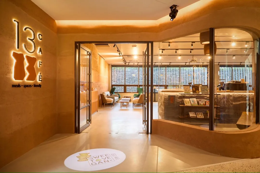 全台唯一考古主題咖啡廳—「13+CAFÉ」成為八里左岸休憩新地標。(圖/新北市政府提供)