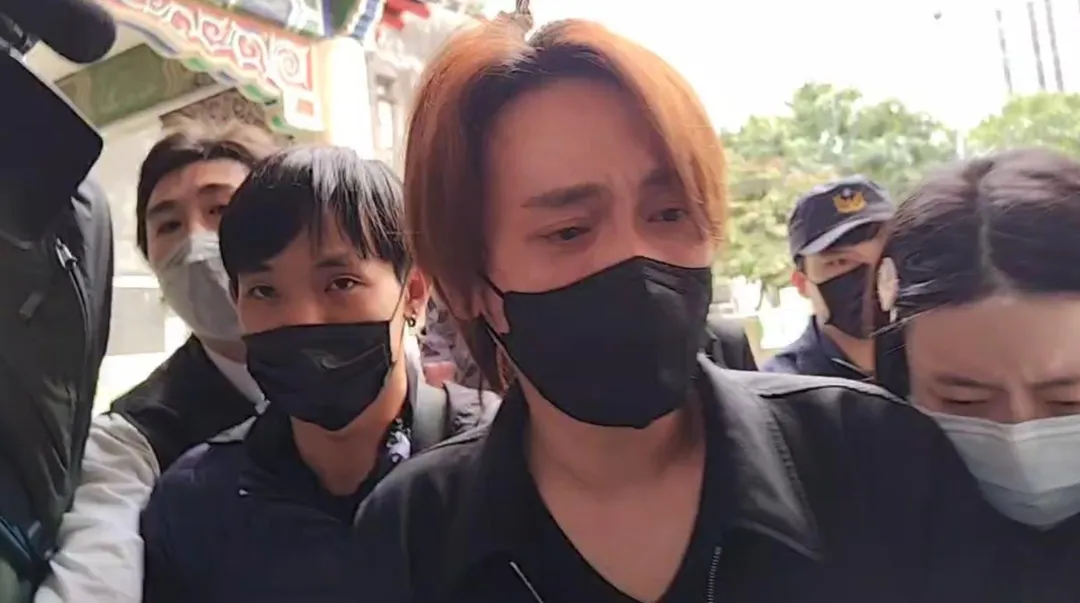 曹西平乾兒子Jeremy現身板橋殯儀館，神情相當哀戚，面對媒體追問一度哽咽。（圖／中天新聞）