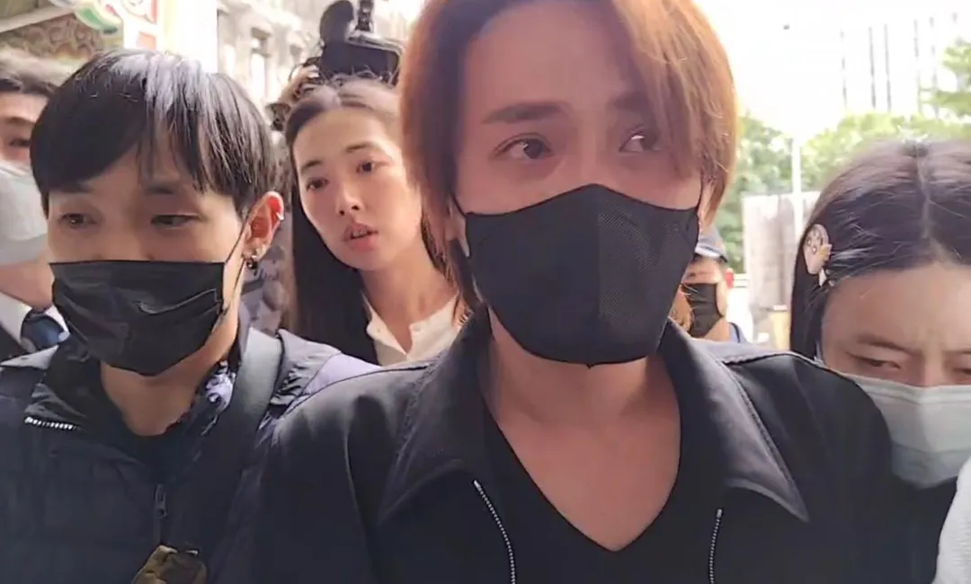 曹西平乾兒子Jeremy現身板橋殯儀館，神情相當哀戚。（圖／中天新聞）