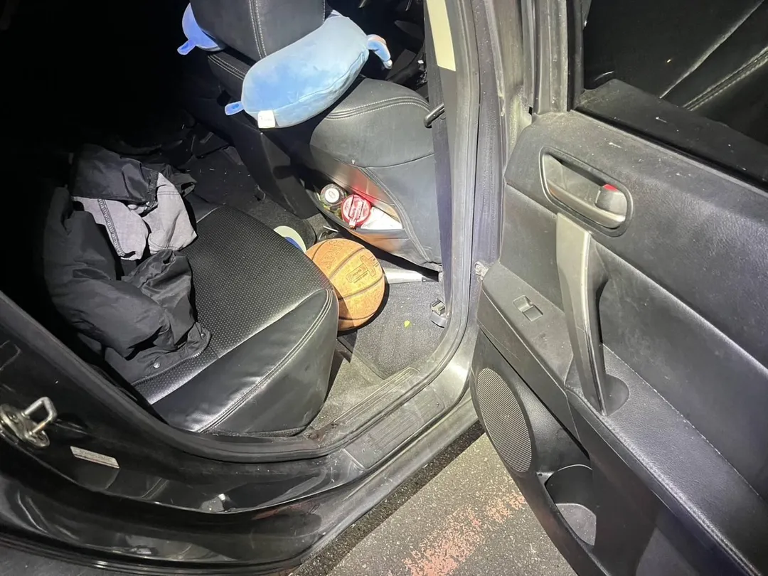 嫌犯車內起獲鋁製球棒。（圖／警方提供）