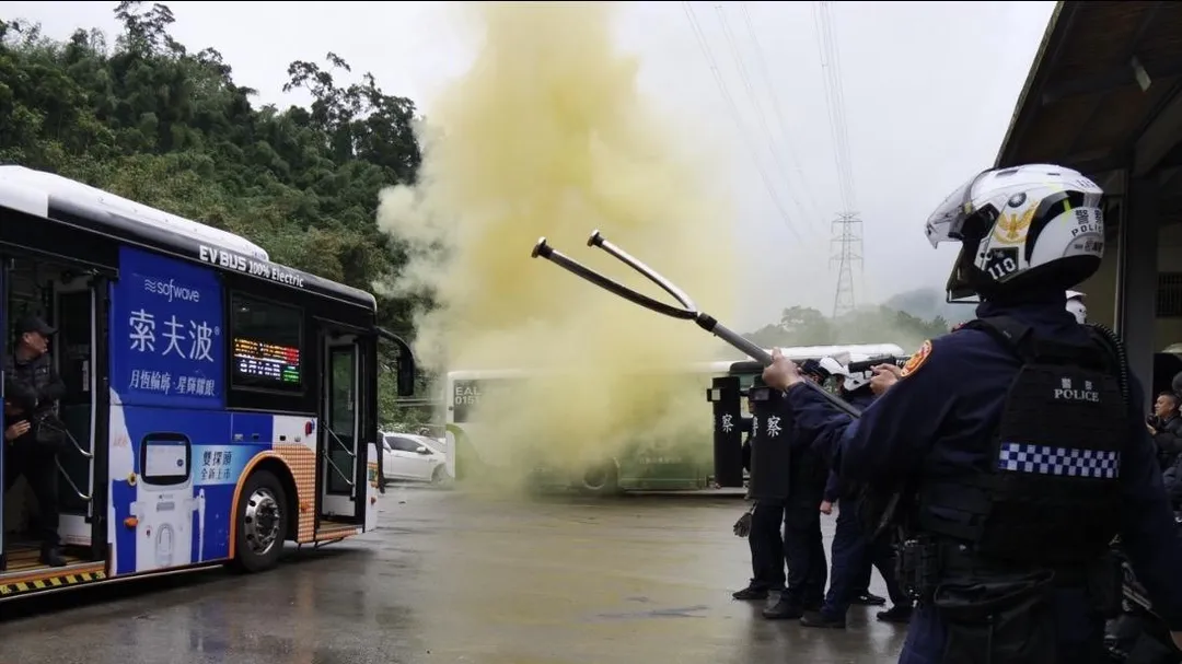 現場模擬電動公車起火。(圖/翻攝畫面)
