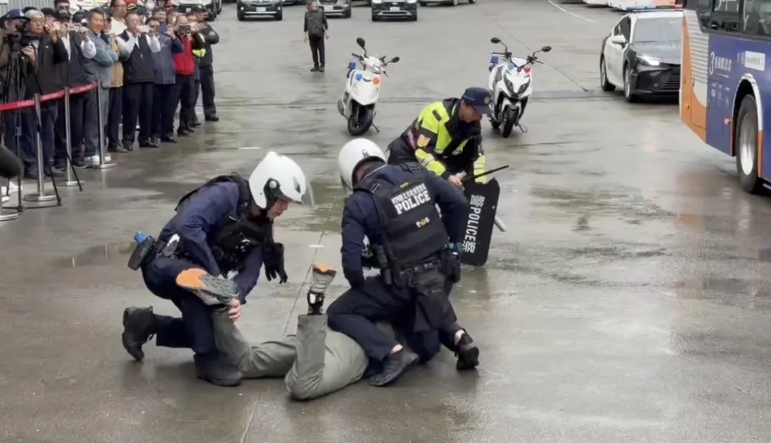 警方壓制逮捕嫌犯。(圖/翻攝畫面)