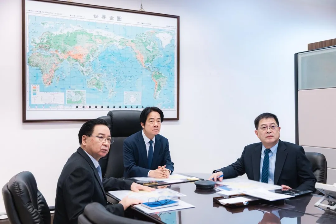 大陸圍台軍演，賴清德和國安團隊與國防部進行視訊會議。（圖／翻攝賴清德臉書）