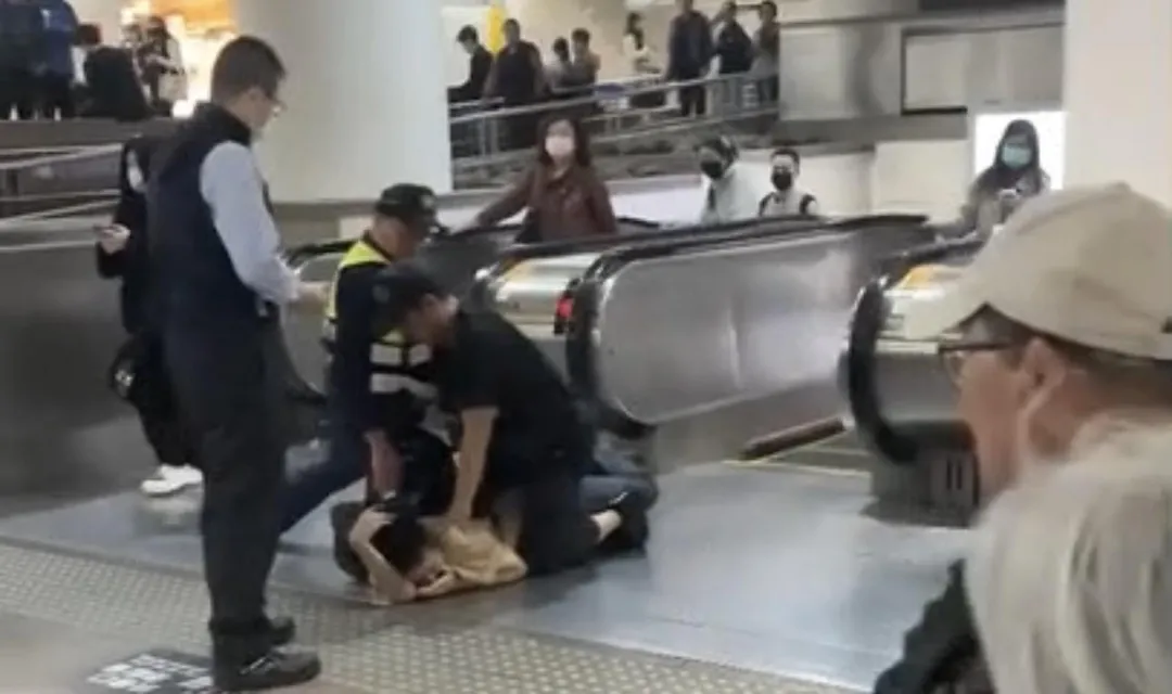 男子在捷運北車站鬧事遭噴辣椒水壓制。(圖/翻攝畫面)