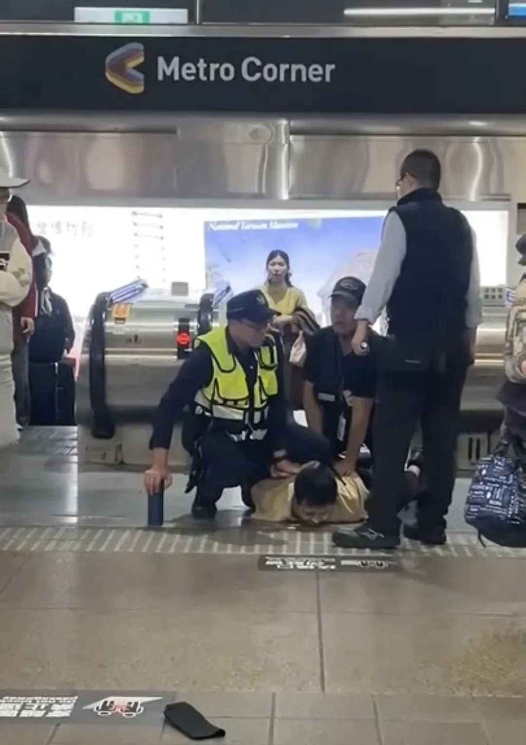 警方與捷運站務人員迅速處置。(圖/翻攝畫面)