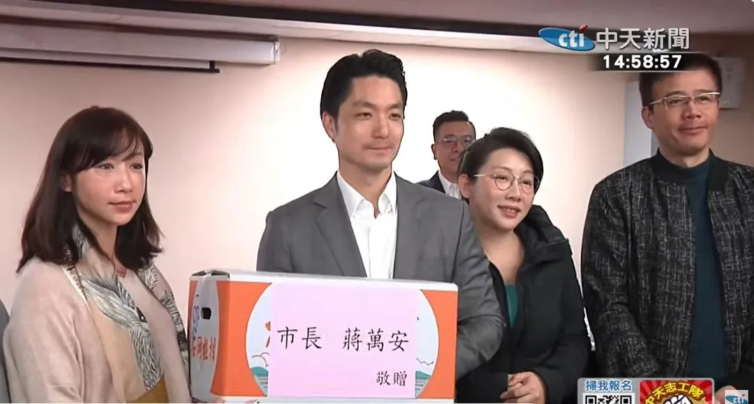 蔣萬安送上橘子到市議會。（圖／中天新聞）