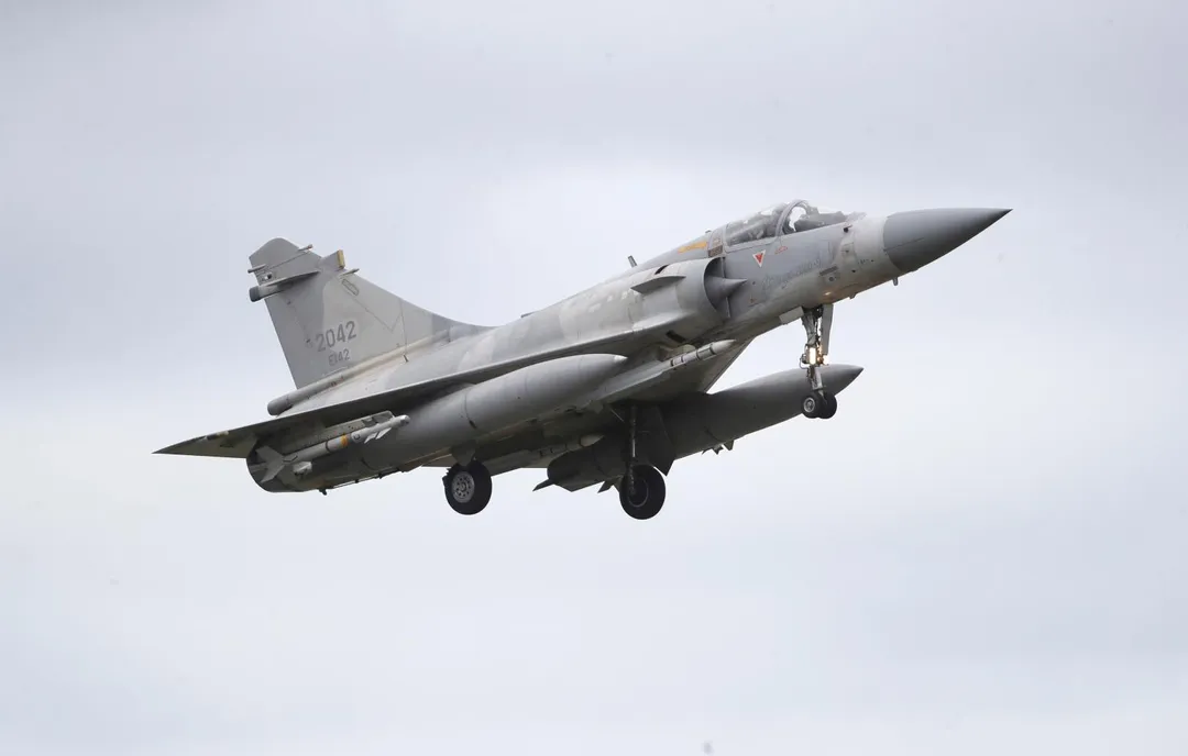 圖為我國軍一架幻象2000戰鬥機今日飛抵空軍新竹基地。（圖／美聯社）