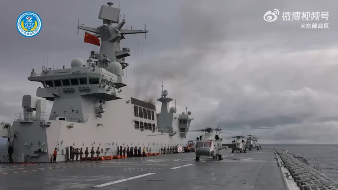 解放軍連2天發動圍台軍演。圖為東部戰區今日釋出兩棲攻擊艦編隊在台灣島以東海域演練的畫面。（圖／翻攝微博@ 東部戰區）