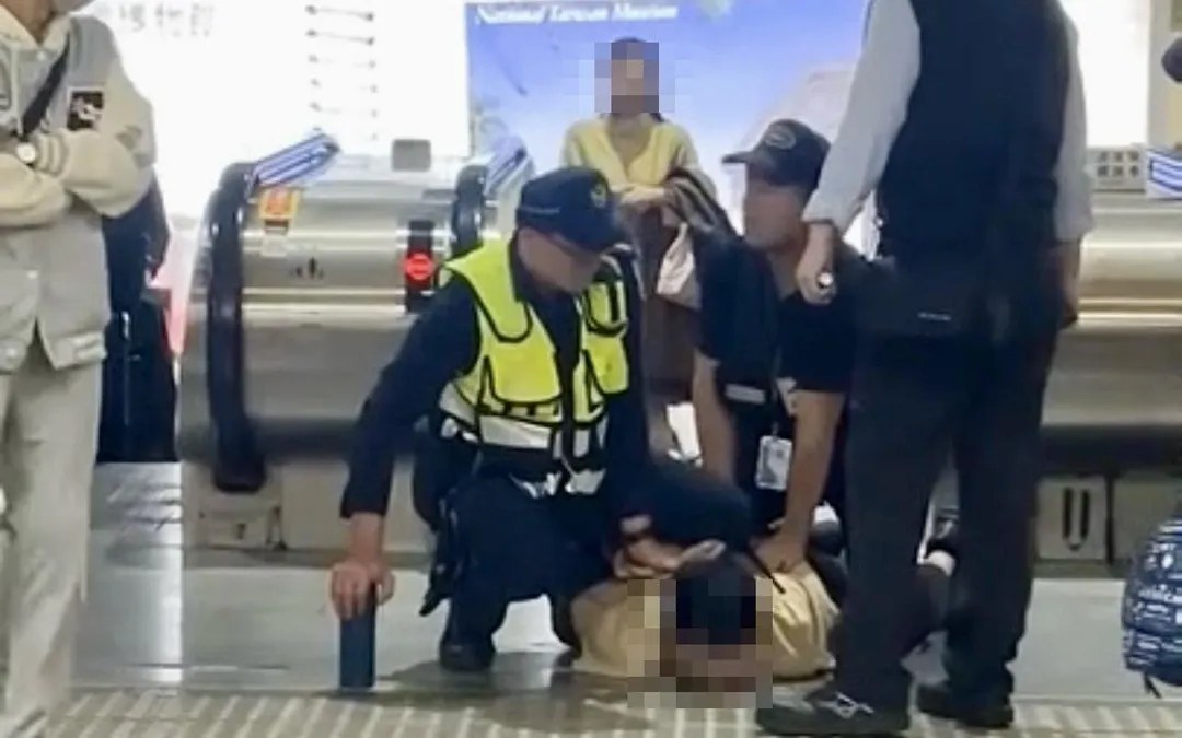 男子在北車三鐵共構區域咆哮亂按警鈴遭壓制逮捕。（圖／翻攝畫面）