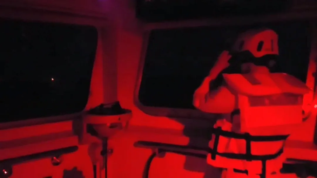 桃園艦夜間監控解放軍海警船。（圖／海巡署提供）